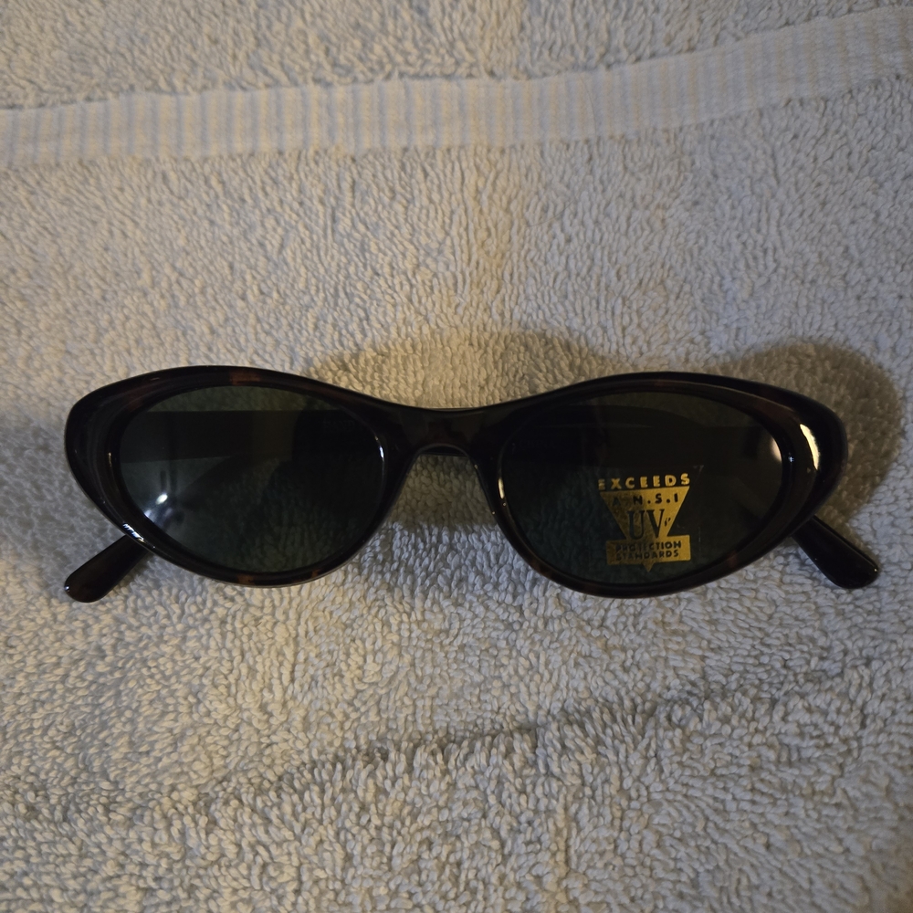 Forever 21 Women's Black/Brown Cat-Eye UV Sunglasses